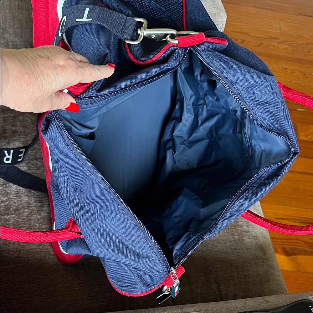 Tommy Hilfiger Navy and Red Duffel Bag Vintage Great Condition - Picture 3 of 9
